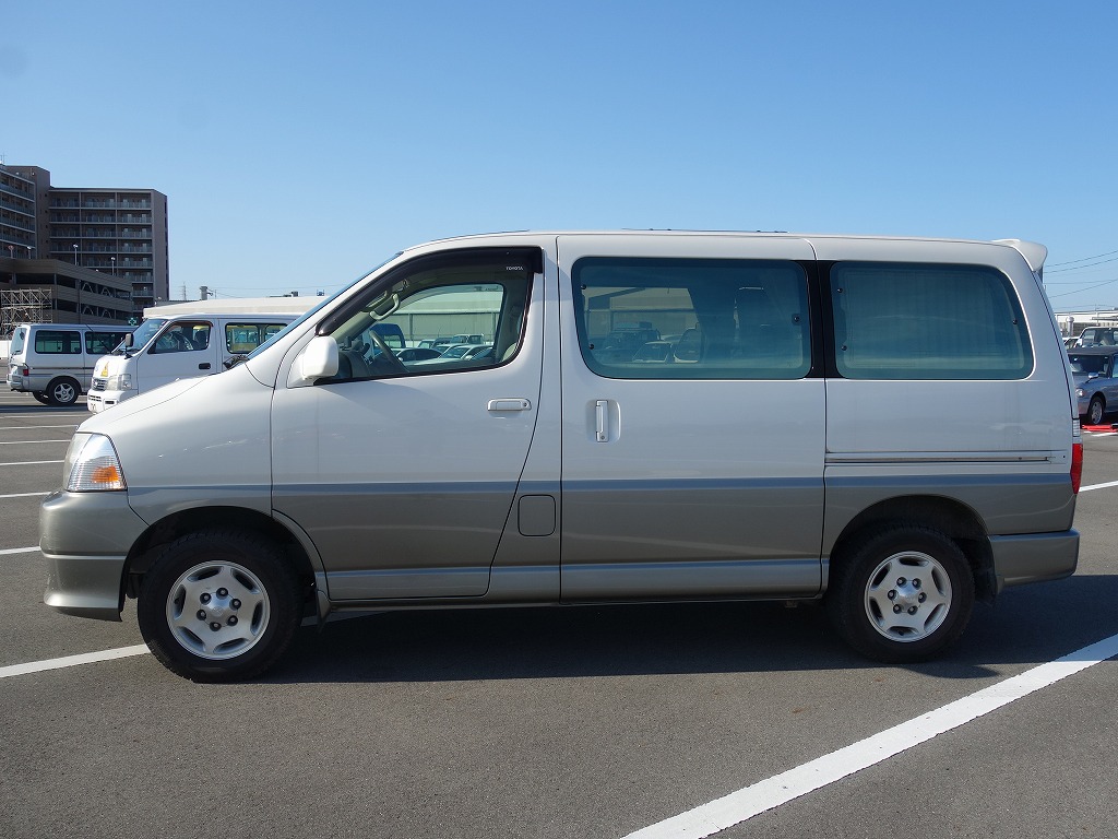 TOYOTA Grand Hiace