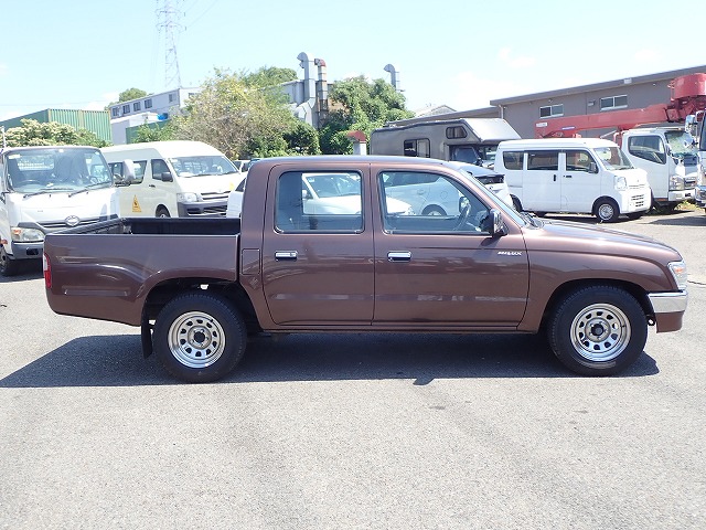 TOYOTA Hilux Sports Pickup