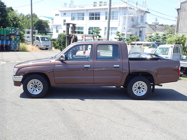 TOYOTA Hilux Sports Pickup