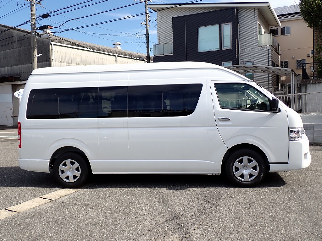 TOYOTA Hiace Commuter