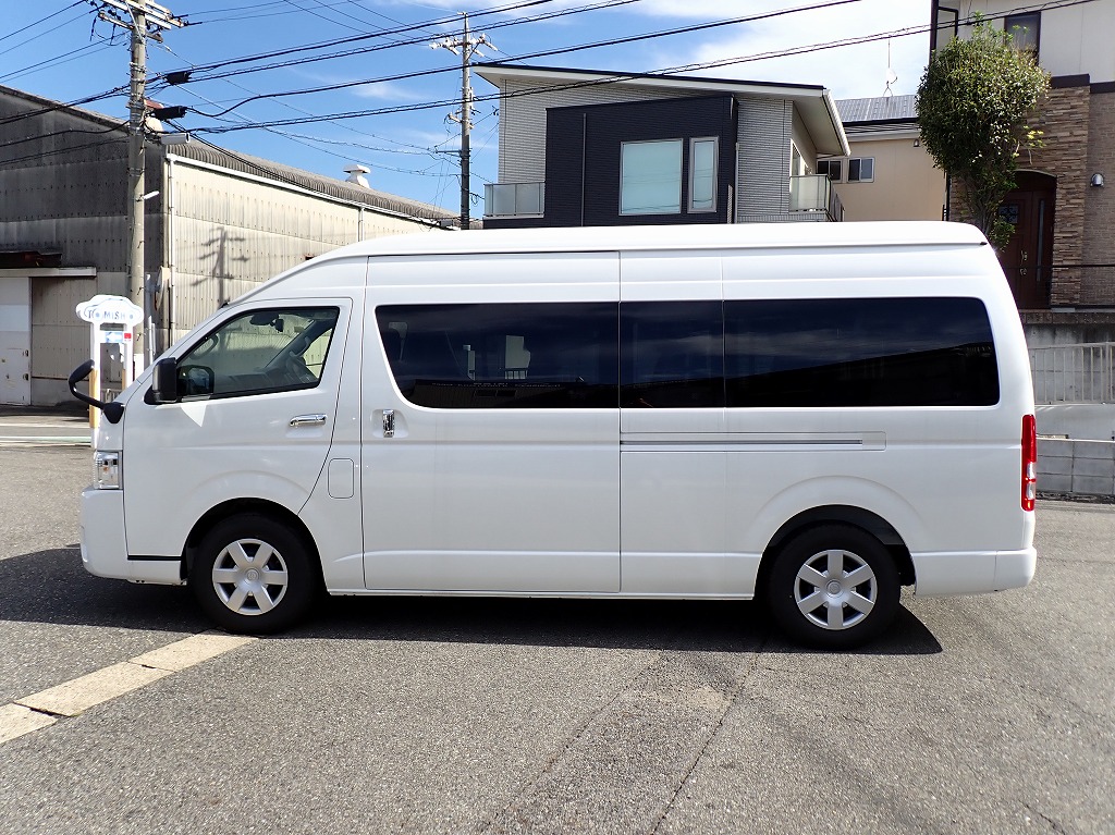 TOYOTA Hiace Commuter