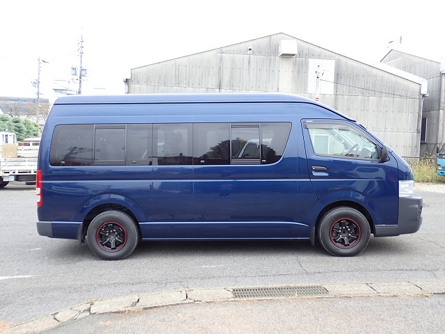 TOYOTA Hiace Commuter