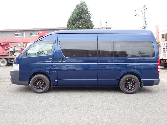 TOYOTA Hiace Commuter