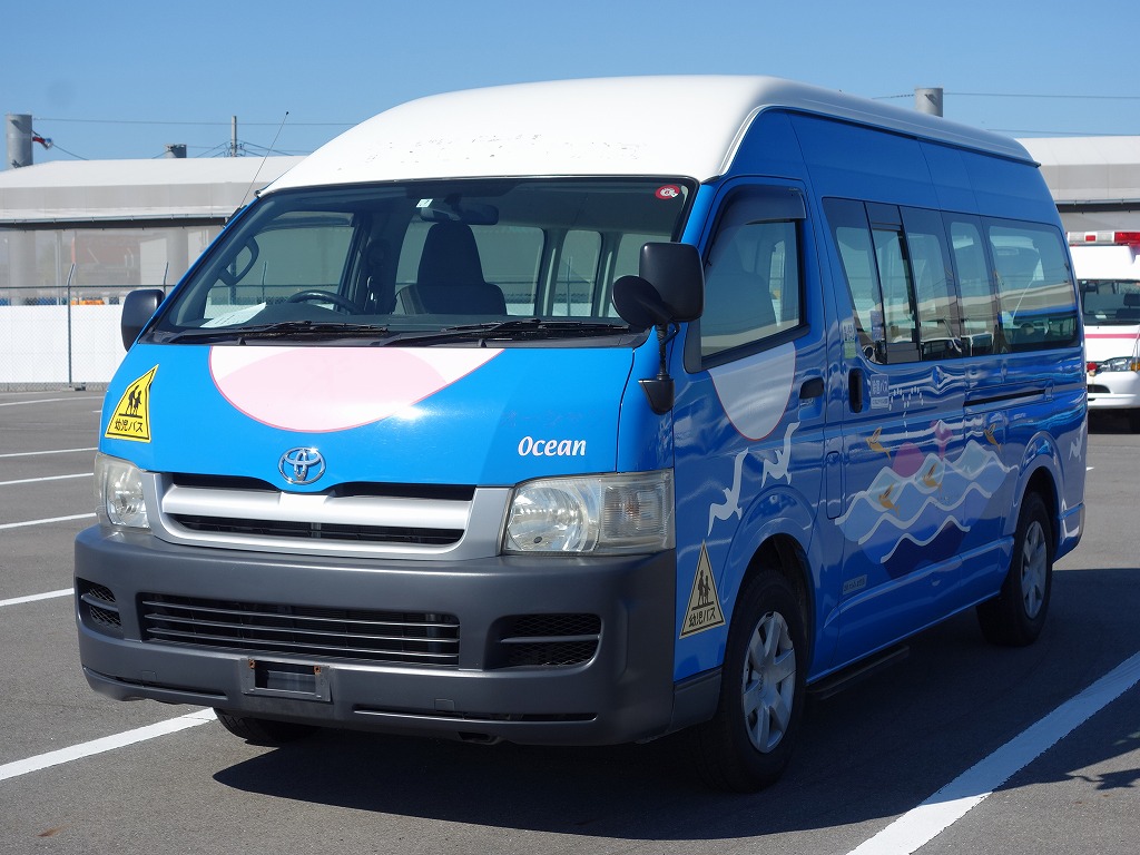 TOYOTA Hiace Commuter