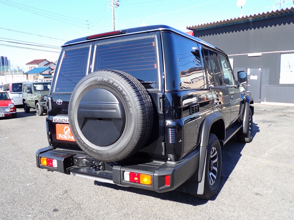 TOYOTA Land Cruiser 70