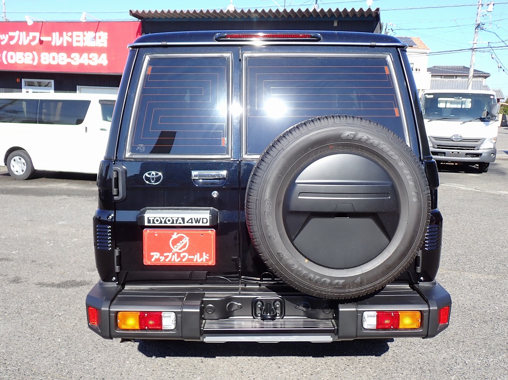 TOYOTA Land Cruiser 70